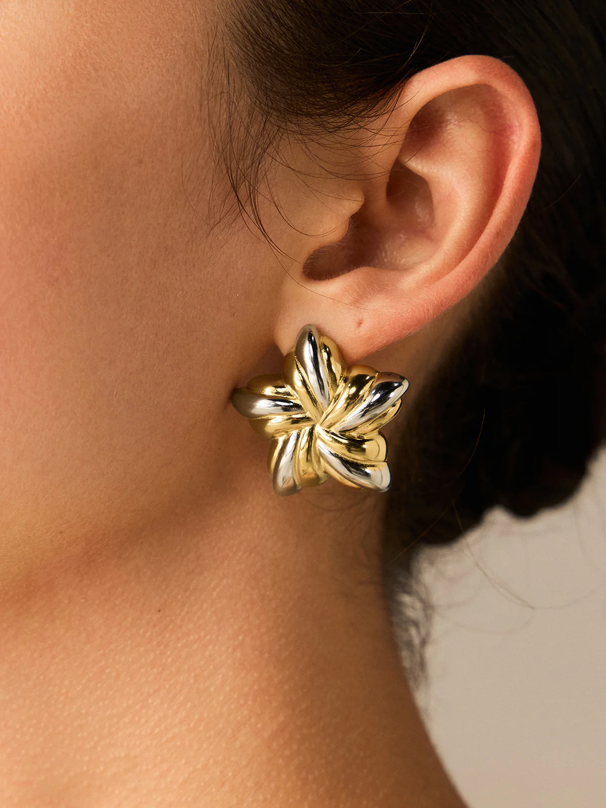 Two-Tone Flower-Shaped Stud Earrings - Wholesalesil