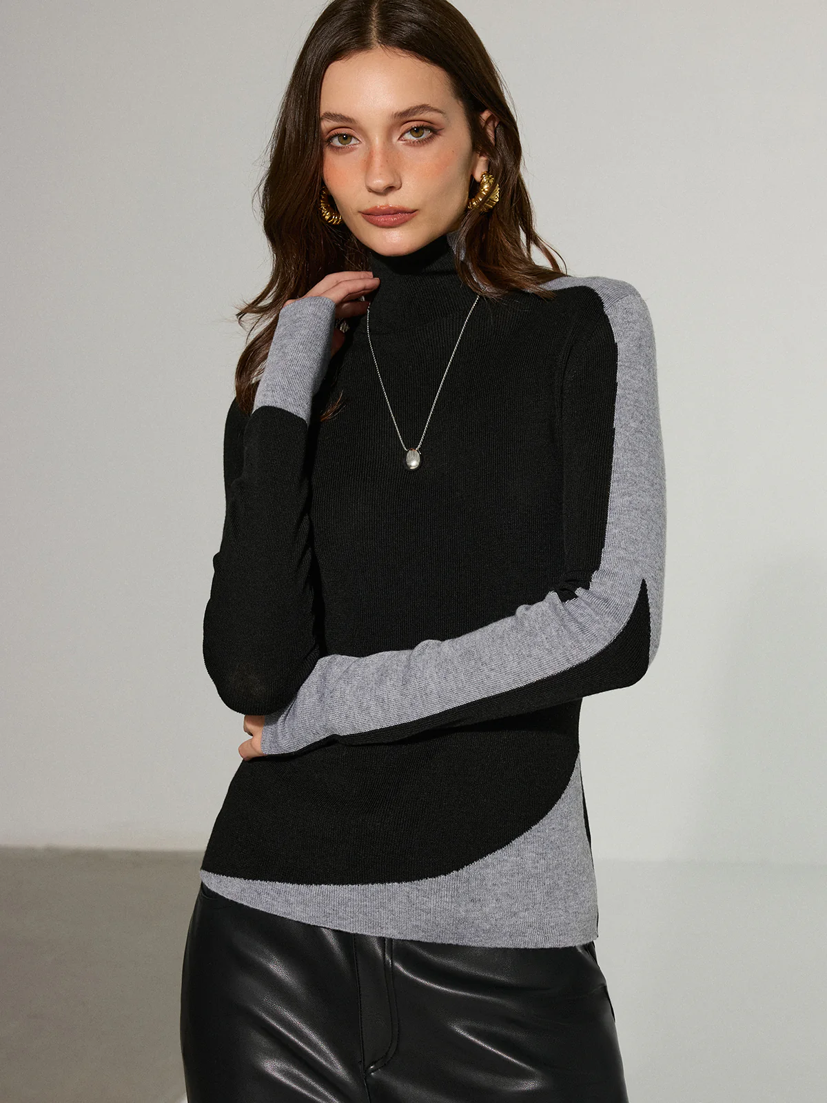 Two-Tone Turtleneck Wool Blend Sweater - Wholesalesil